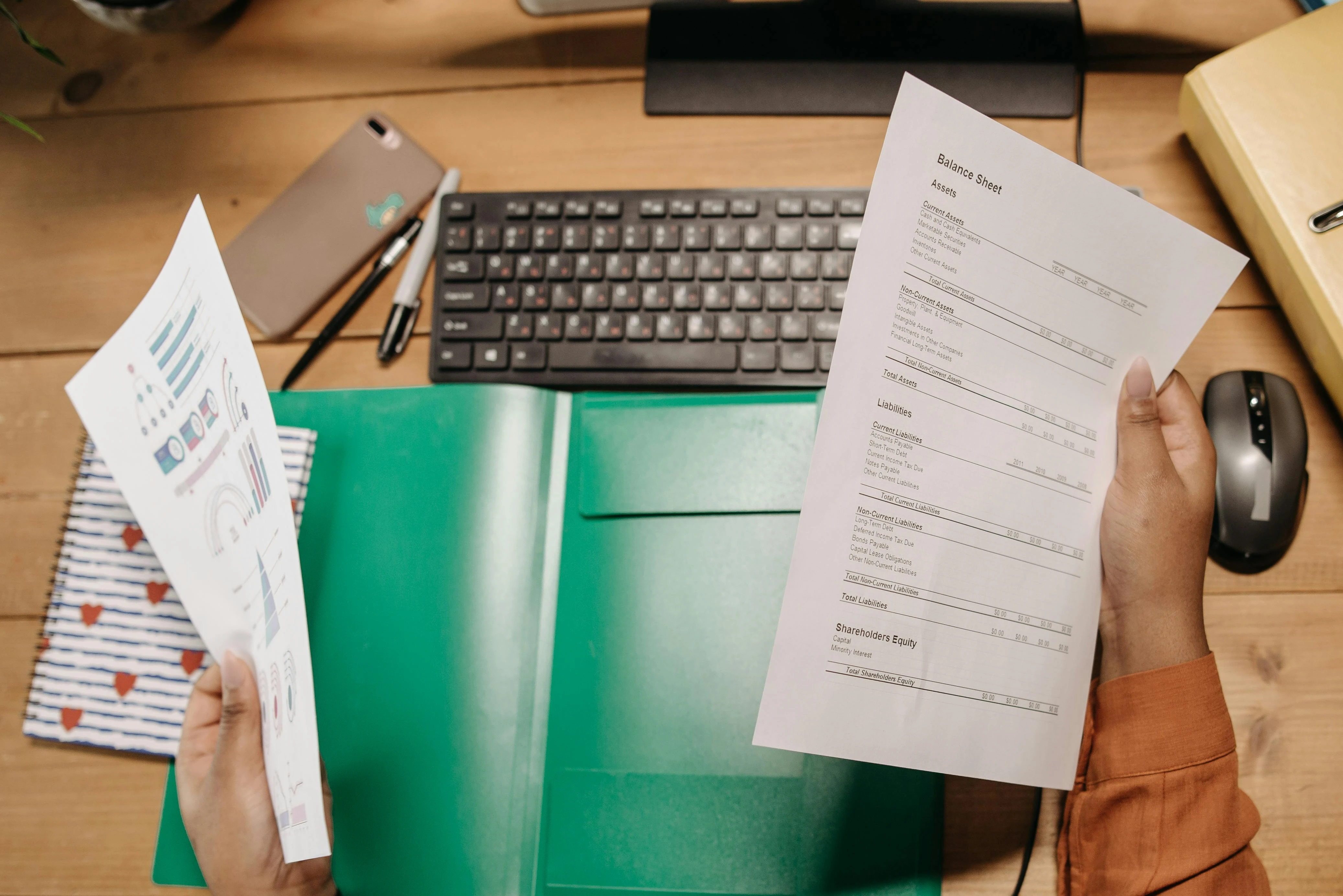 Finansal grafikleri inceleyen bir kişi